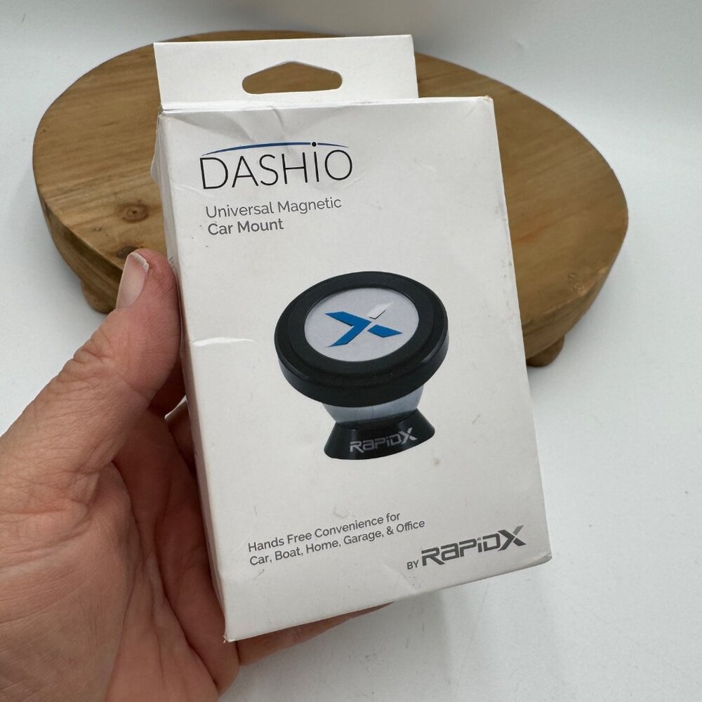 DASHIO UNIVERSAL MAGNETIC CAR MOUNT New in box stay in place